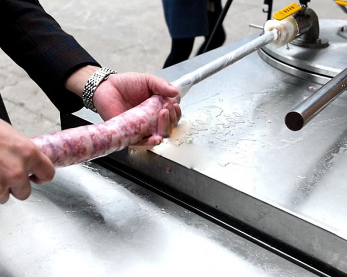 Salsicha comercial da galinha que faz a máquina de enchimento do material da salsicha da máquina