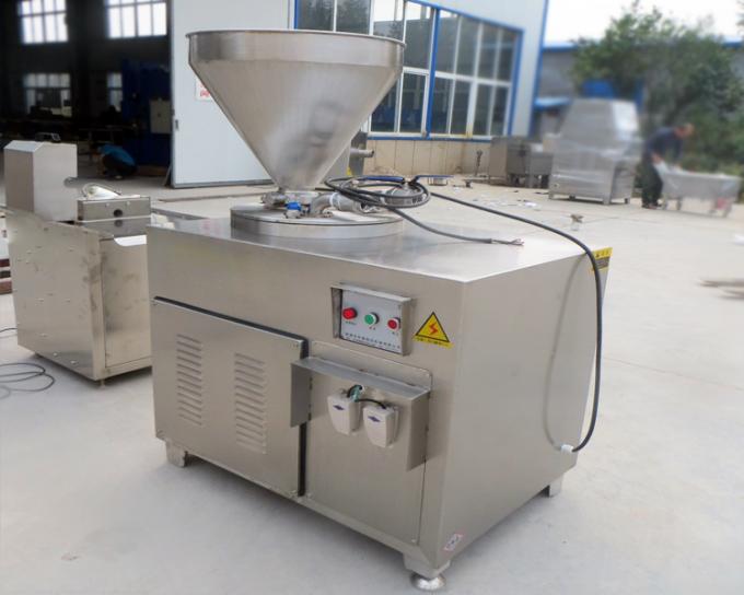 Salsicha comercial da galinha que faz a máquina de enchimento do material da salsicha da máquina