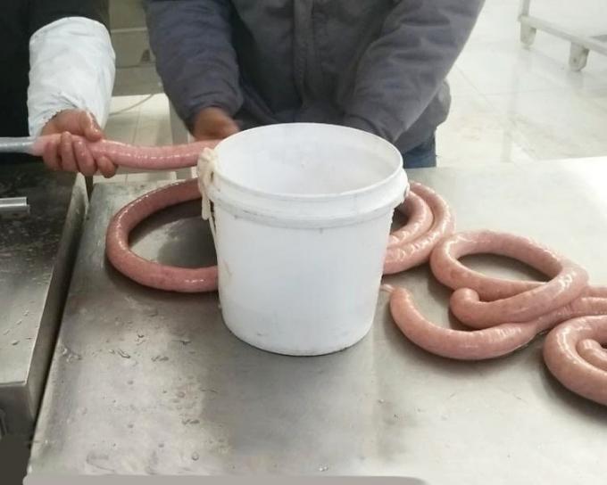 Salsicha comercial da galinha que faz a máquina de enchimento do material da salsicha da máquina