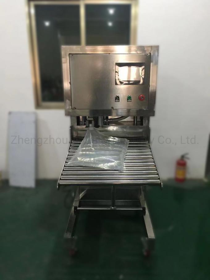 Saco semiautomático do vinho no enchimento e em cobrir da caixa o enchimento do babador da máquina