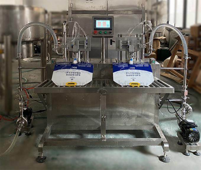 Saco semiautomático do vinho no enchimento e em cobrir da caixa o enchimento do babador da máquina