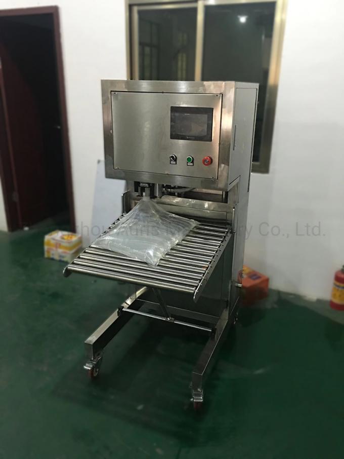 Saco semiautomático do vinho no enchimento e em cobrir da caixa o enchimento do babador da máquina