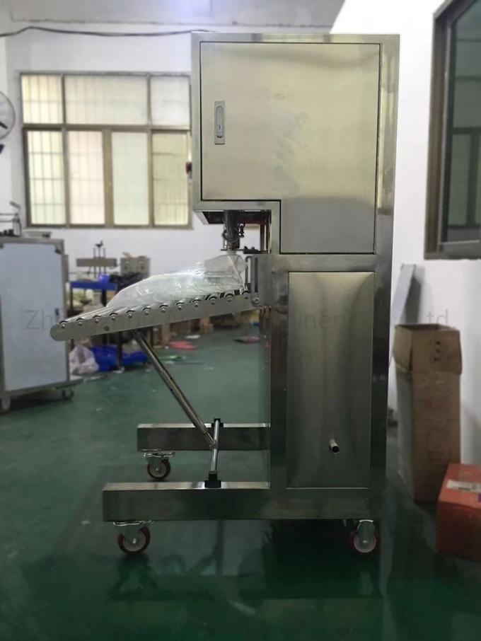 Saco semiautomático do vinho no enchimento e em cobrir da caixa o enchimento do babador da máquina