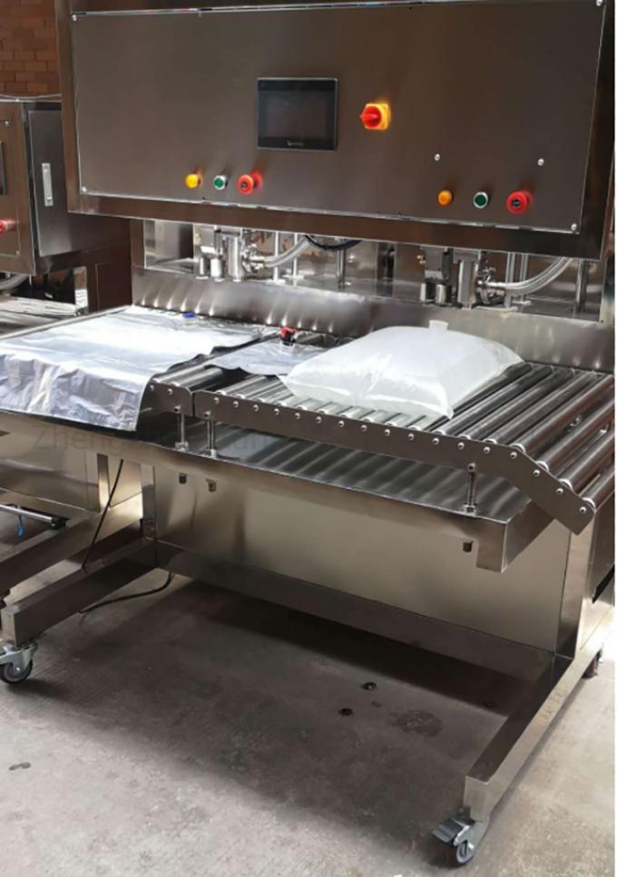 Saco semiautomático do vinho no enchimento e em cobrir da caixa o enchimento do babador da máquina