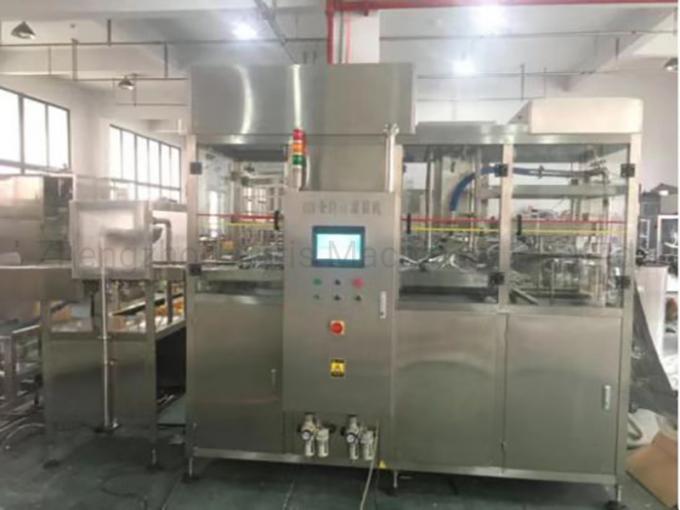 Saco semiautomático do vinho no enchimento e em cobrir da caixa o enchimento do babador da máquina