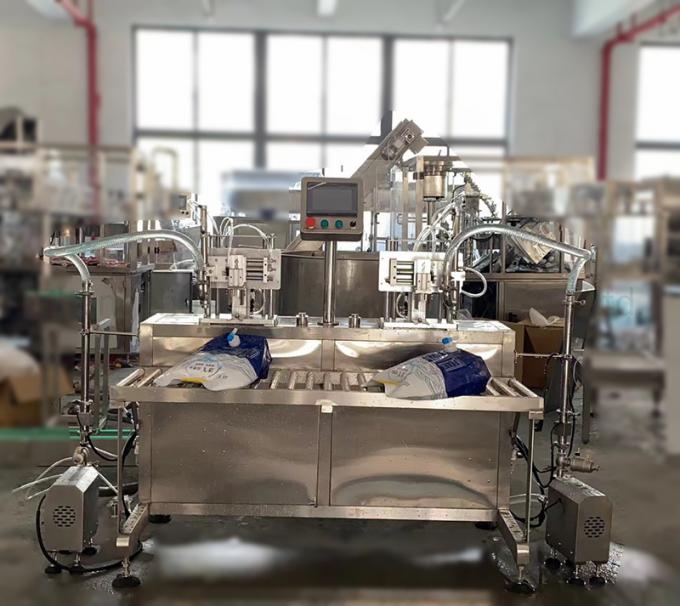 Saco semiautomático do vinho no enchimento e em cobrir da caixa o enchimento do babador da máquina