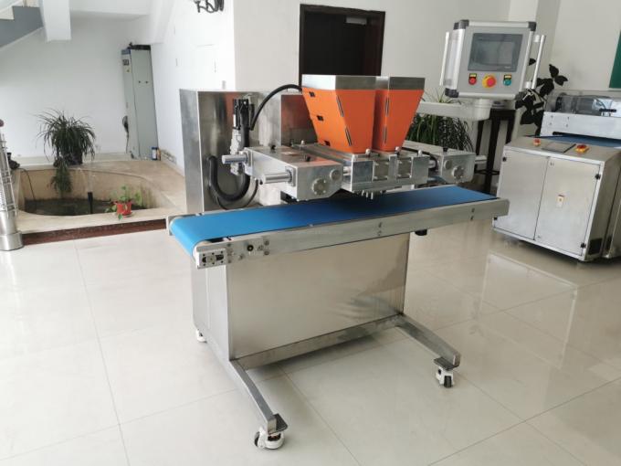 O petisco industrial faz à máquina o centro de duas cores que enche a barra de chocolate do depositante do distribuidor do chocolate quente que faz a formação da máquina