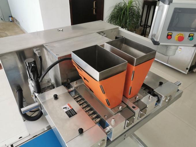 O petisco industrial faz à máquina o centro de duas cores que enche a barra de chocolate do depositante do distribuidor do chocolate quente que faz a formação da máquina