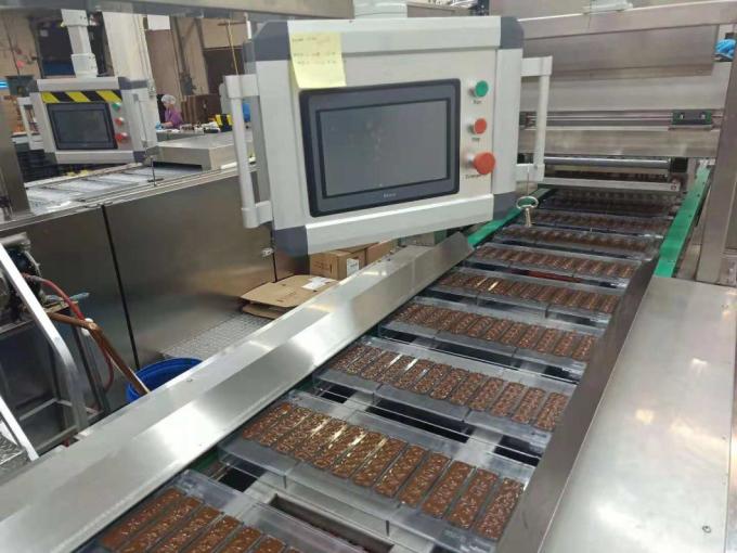 O petisco industrial faz à máquina o centro de duas cores que enche a barra de chocolate do depositante do distribuidor do chocolate quente que faz a formação da máquina