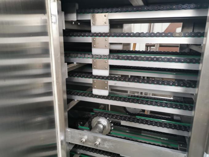 O petisco industrial faz à máquina o centro de duas cores que enche a barra de chocolate do depositante do distribuidor do chocolate quente que faz a formação da máquina