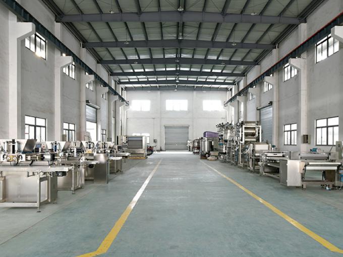 O petisco industrial faz à máquina o centro de duas cores que enche a barra de chocolate do depositante do distribuidor do chocolate quente que faz a formação da máquina