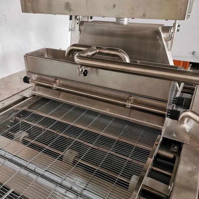 Linha automática completa chocolate do Enrober dos doces de chocolate que revista a máquina com túnel refrigerando