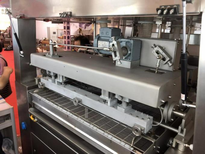 Linha automática completa chocolate do Enrober dos doces de chocolate que revista a máquina com túnel refrigerando