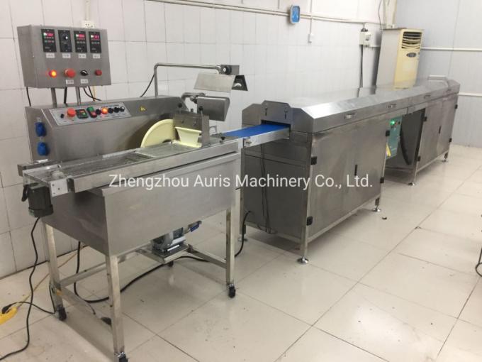 Linha automática completa chocolate do Enrober dos doces de chocolate que revista a máquina com túnel refrigerando