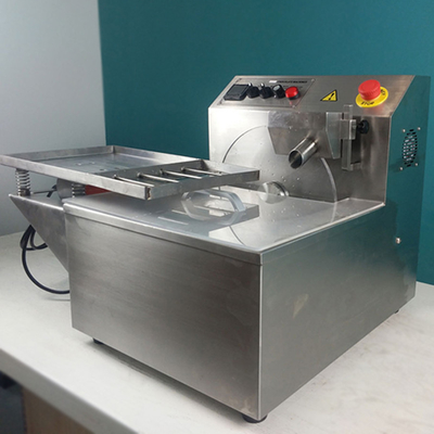 Tabela que modera a máquina de derretimento do chocolate da máquina da fatura de chocolate
