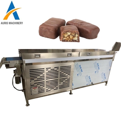 Revistando o chocolate que modera o túnel refrigerando de máquina de molde dos doces do biscoito da máquina